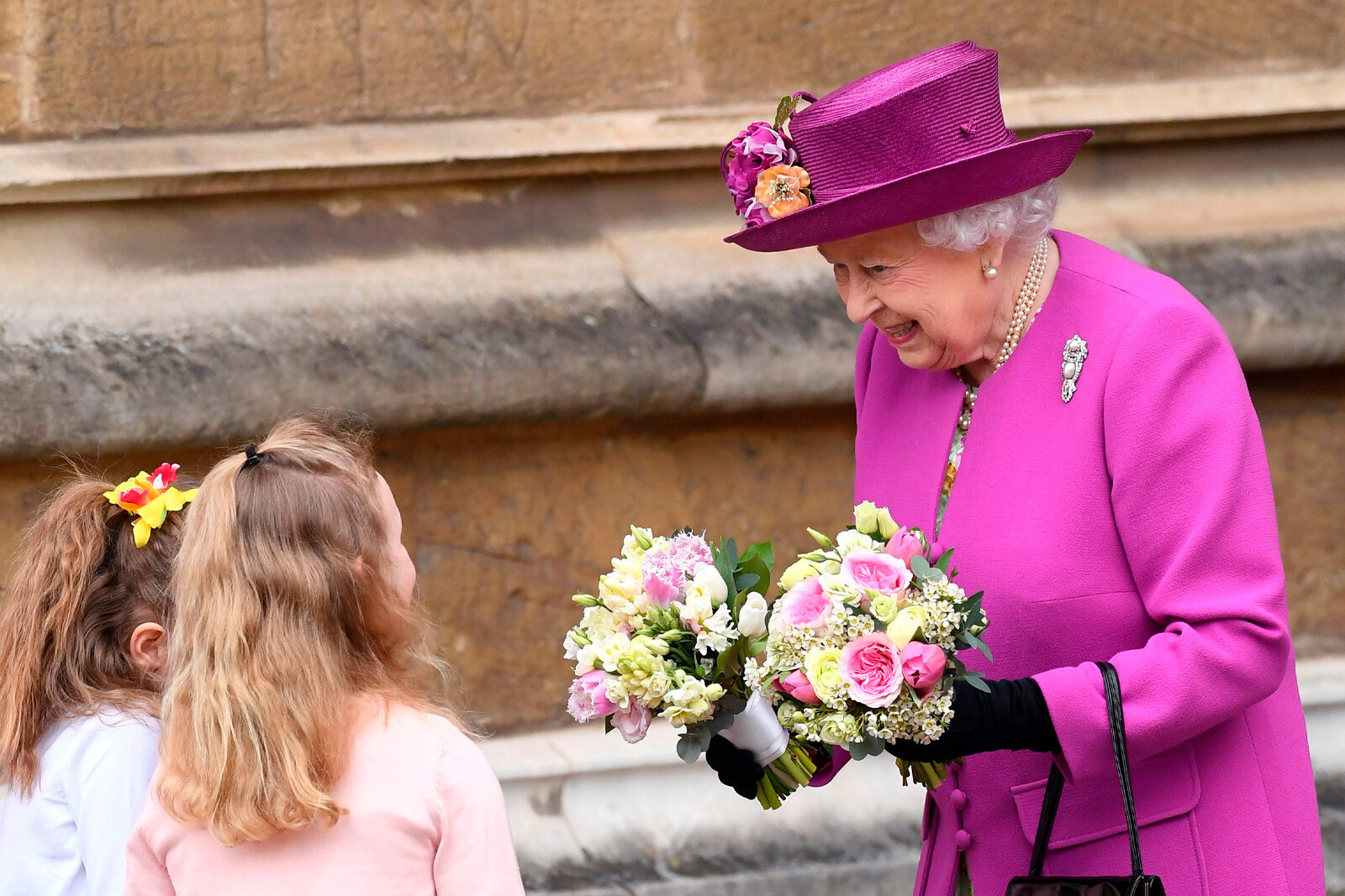 Елизавета II отбывает после посещения пасхальной службы в часовне Святого Георгия 1 апреля 2018 года в Виндзоре, Англия