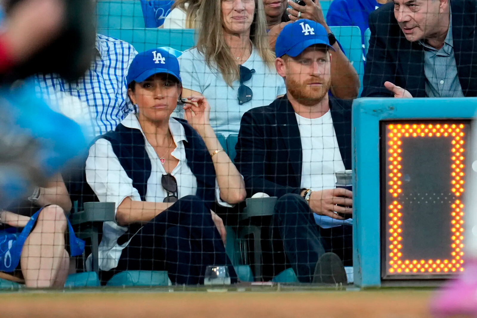 Принц Гарри и Меган Маркл на стадионе &laquo;Доджер&raquo; в Лос-Анджелесе, 28 октября 2025 года
