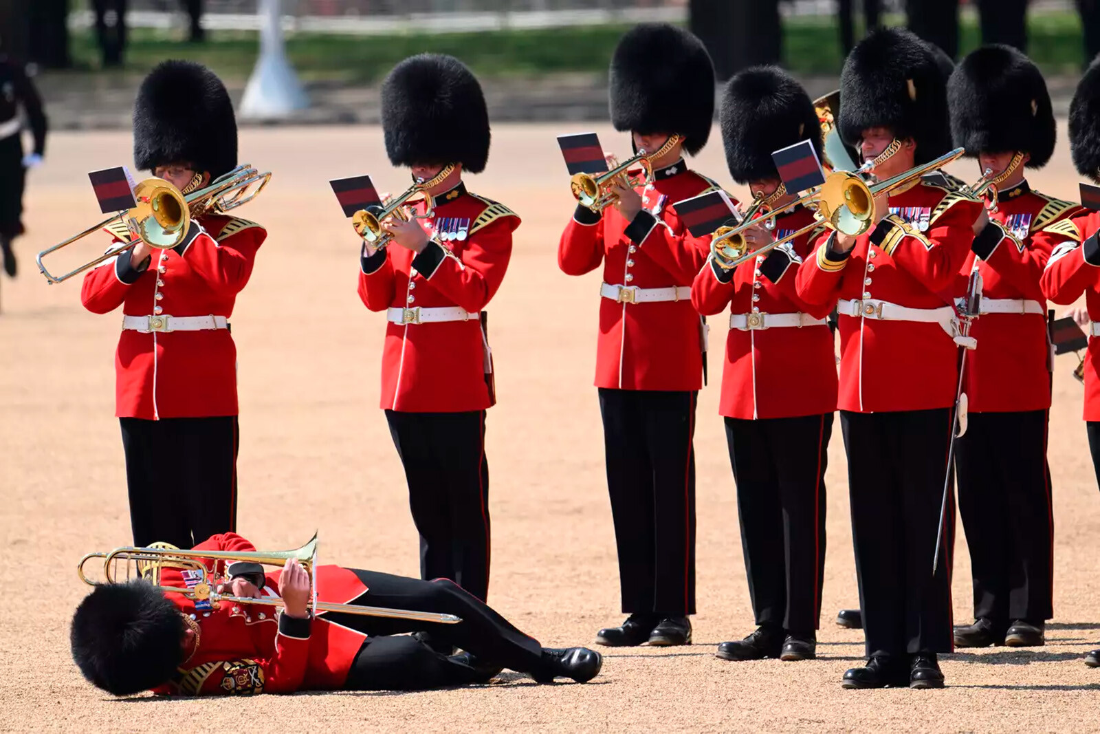 Принц Уильям руководил шествием на репетиции Trooping the Colour, однако не обошлось без происшествий