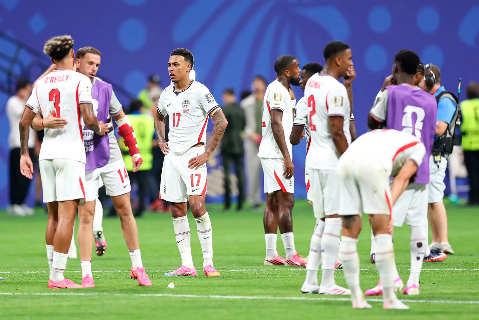 Игроки сборной Англии после полуфинального матча чемпионата мира по футболу FIFA 2026