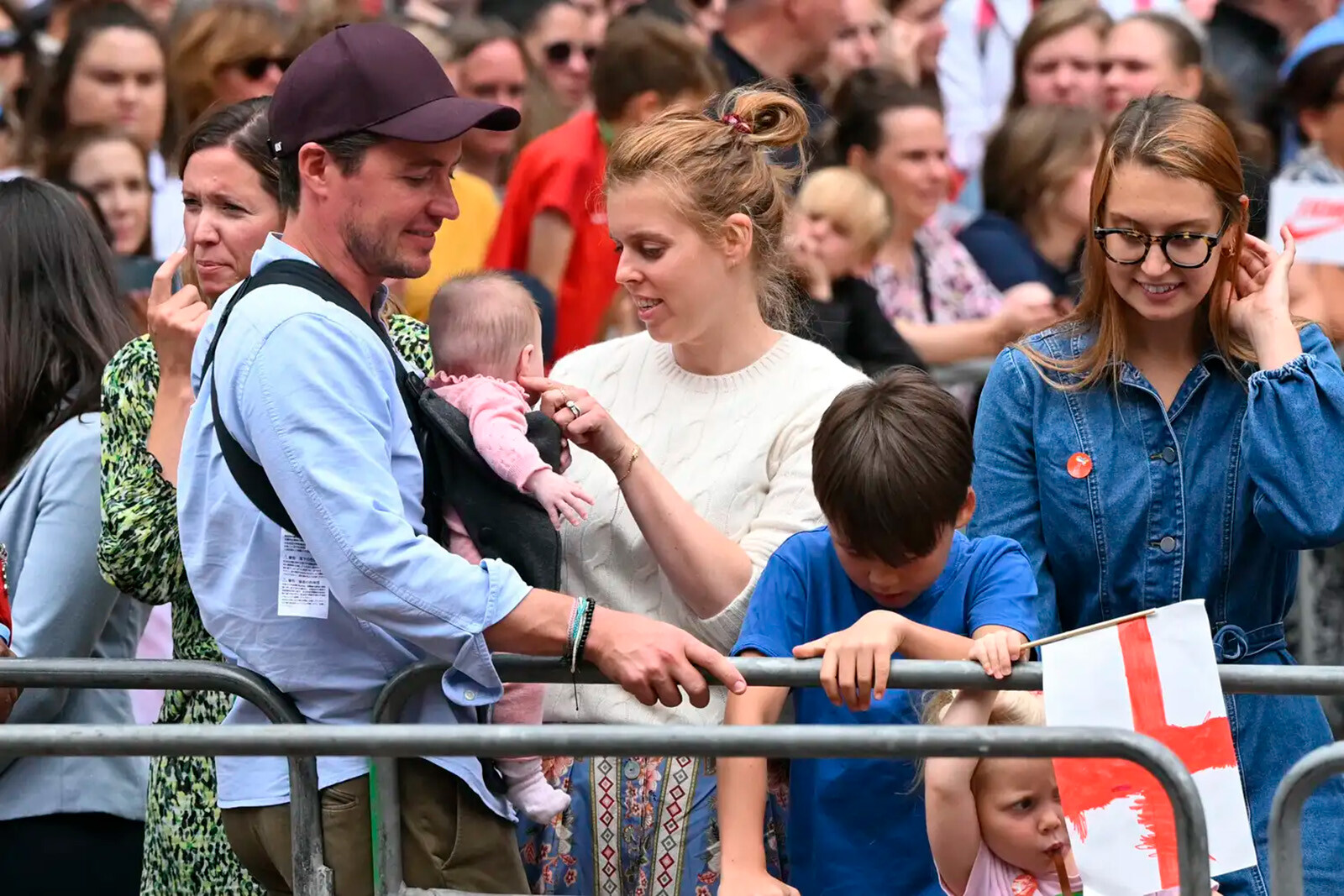 Эдоардо Мапелли Моцци и принцесса Беатрис с детьми в Лондоне 29 июля 2025 года