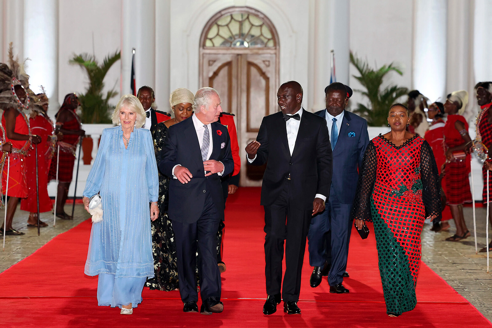 Королева Камилла, король Карл III, Уильям Руто, президент Республики Кения, и Рэйчел Руто, первая леди Республики Кения, входят в Государственный дом на государственный банкет 31 октября