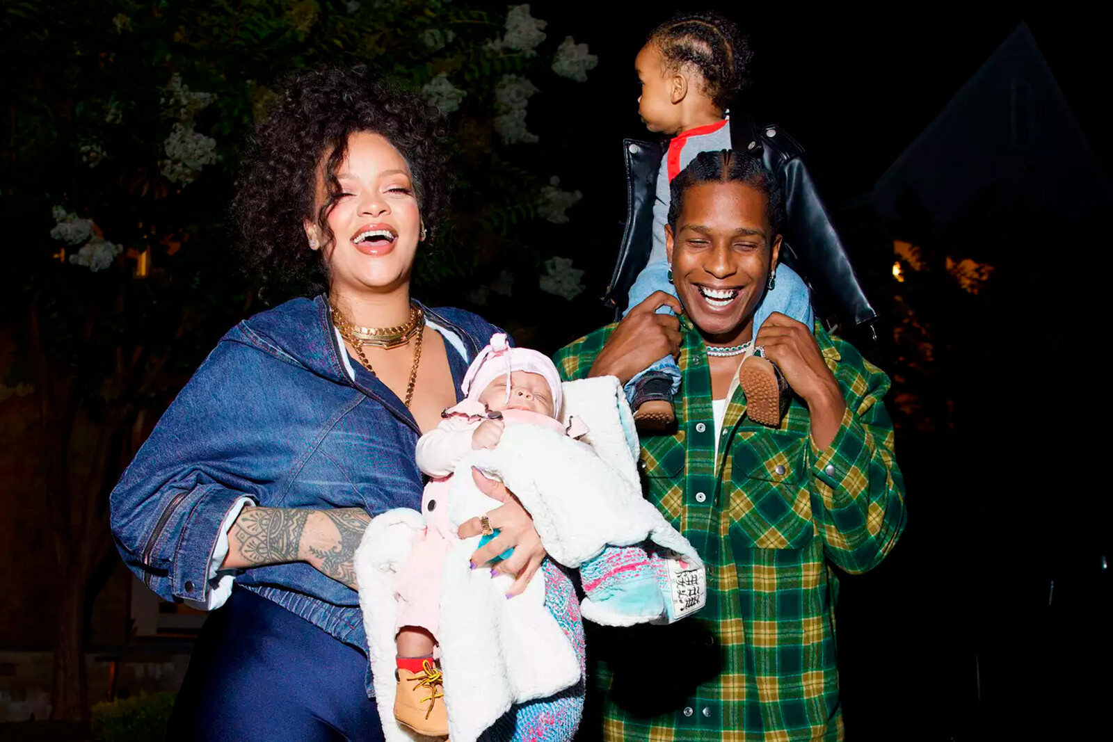 Рианна и A$AP Rocky поделились семейными фотографиями с новорождённым Риотом Роуз