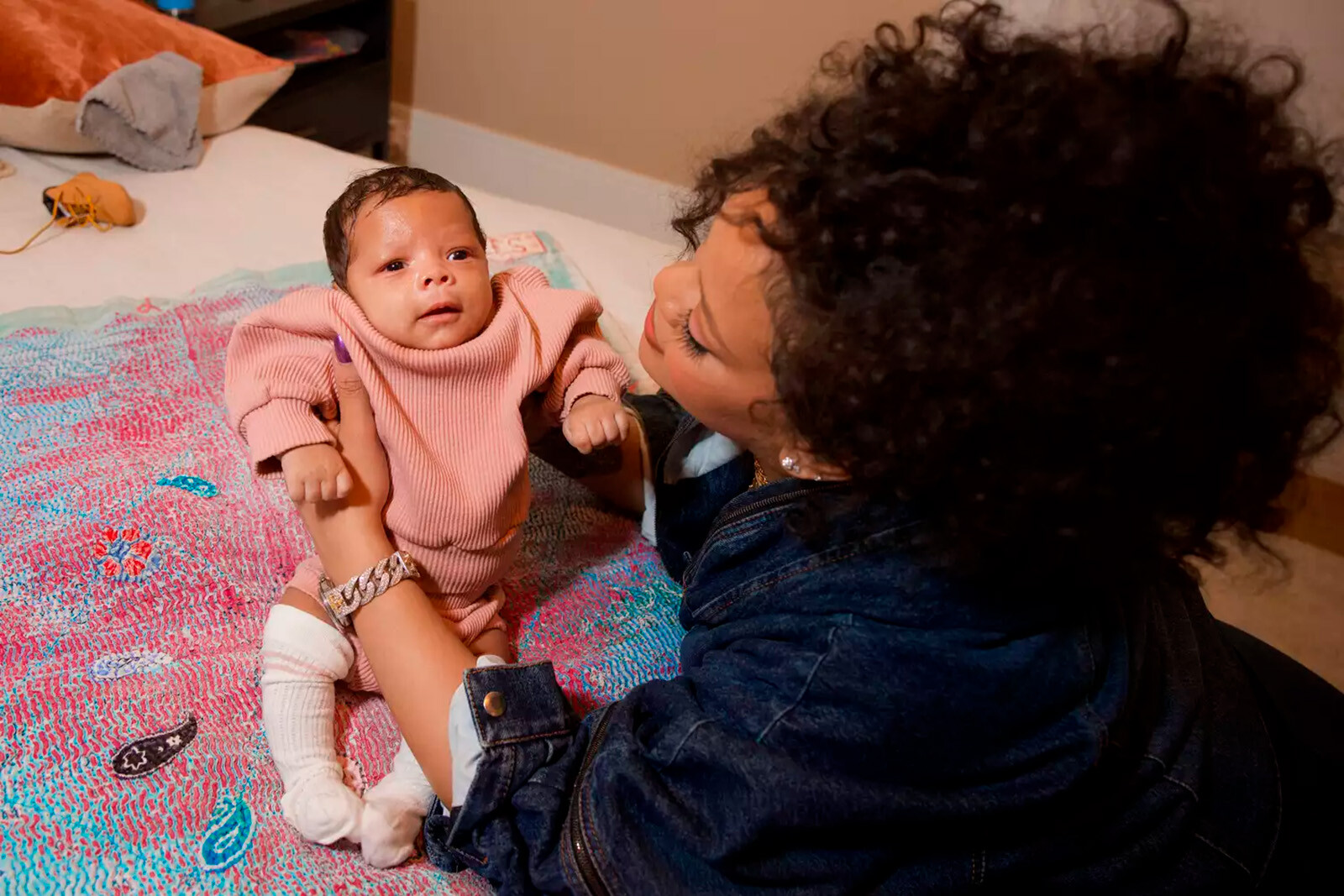 Рианна с новорождённым сыном Риотом Роуз