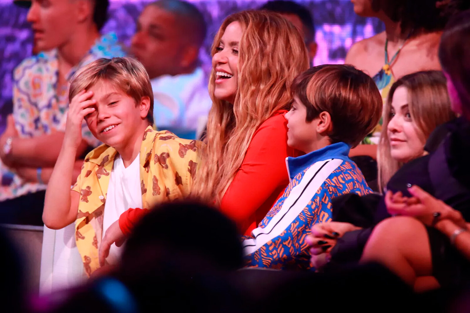 Шакира с детьми&nbsp;на церемонии Premios Juventud 2023 в Сан-Хуане (Пуэрто-Рико), 2023