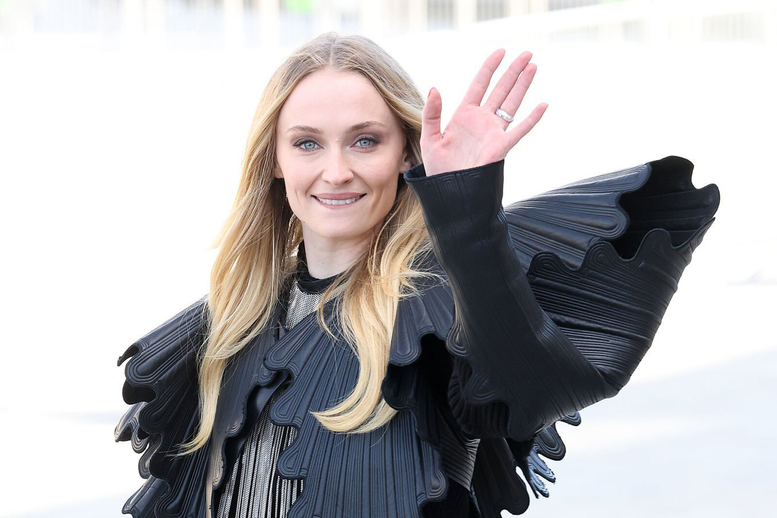 Софи Тёрнер встретила 30-летие в эффектном «голом» платье