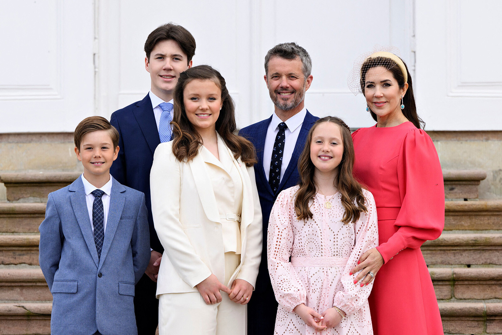 Король Дании Фредерик, королева Дании Мари, принц Дании Кристиан, принцесса Дании Изабелла, принцесса Дании Жозефина и принц Дании Винсент во время конфирмации принцессы Дании Изабеллы 30 апреля , 2022 год, Фреденсборг, Дания