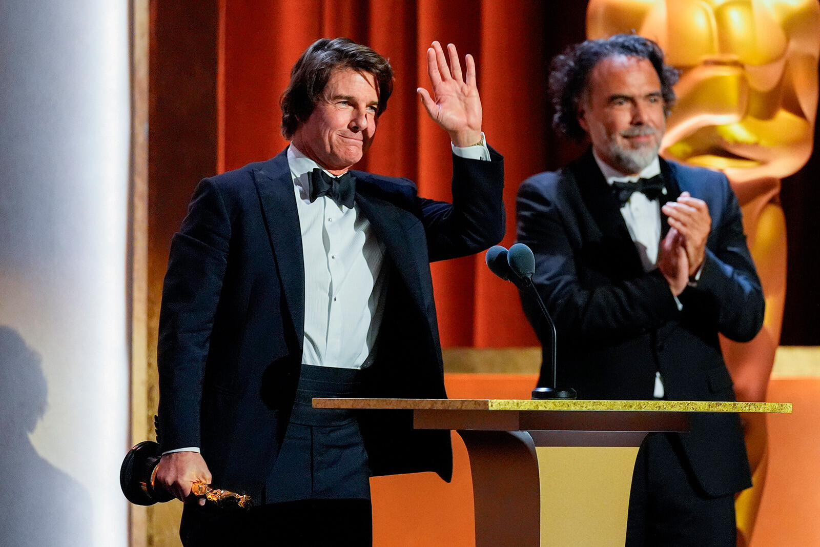 Том Круз и Алехандро Гонсалес Иньярриту на 16-й церемонии вручения премии Governors Awards, состоявшейся в бальном зале Ray Dolby в Ovation Hollywood 16 ноября 2025 года в Лос-Анджелесе, Калифорния