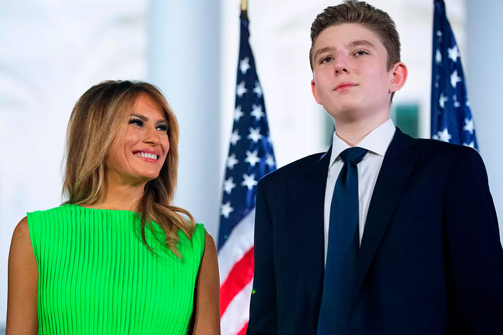 Мелания Трамп и Бэррон Трамп смотрят выступление президента Дональда Трампа в Белом доме 27 августа 2020 года