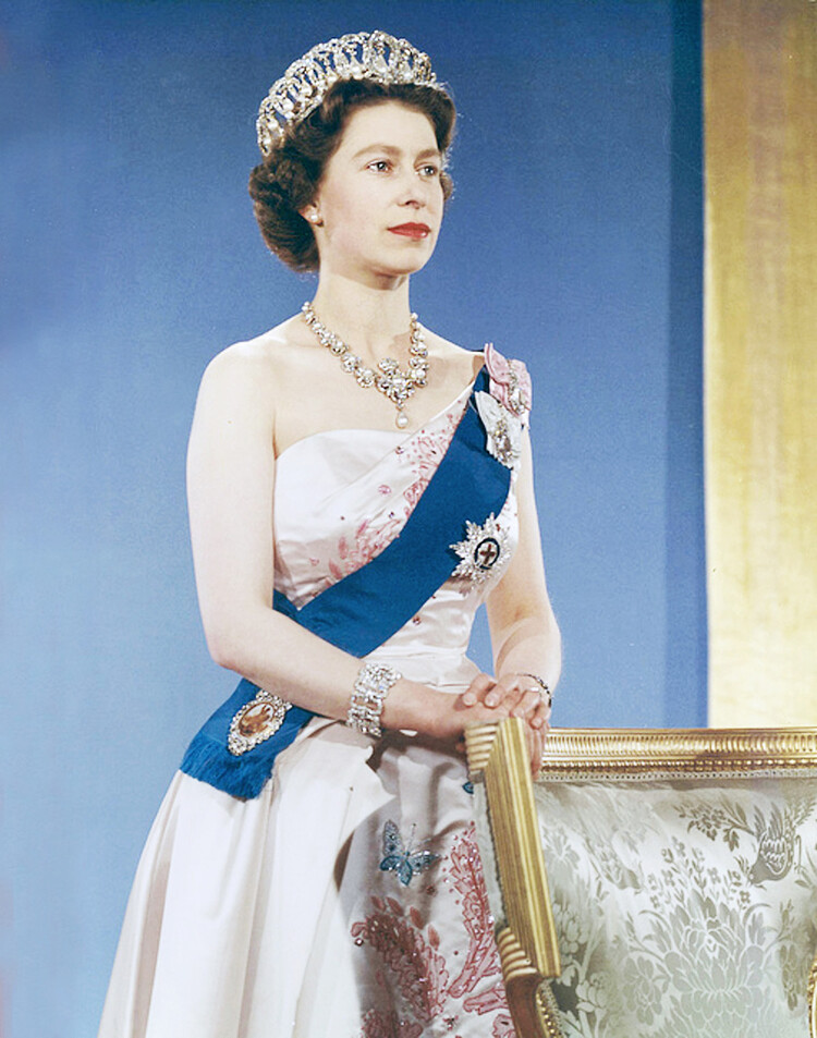 Королева Елизавета II в официальной одежде