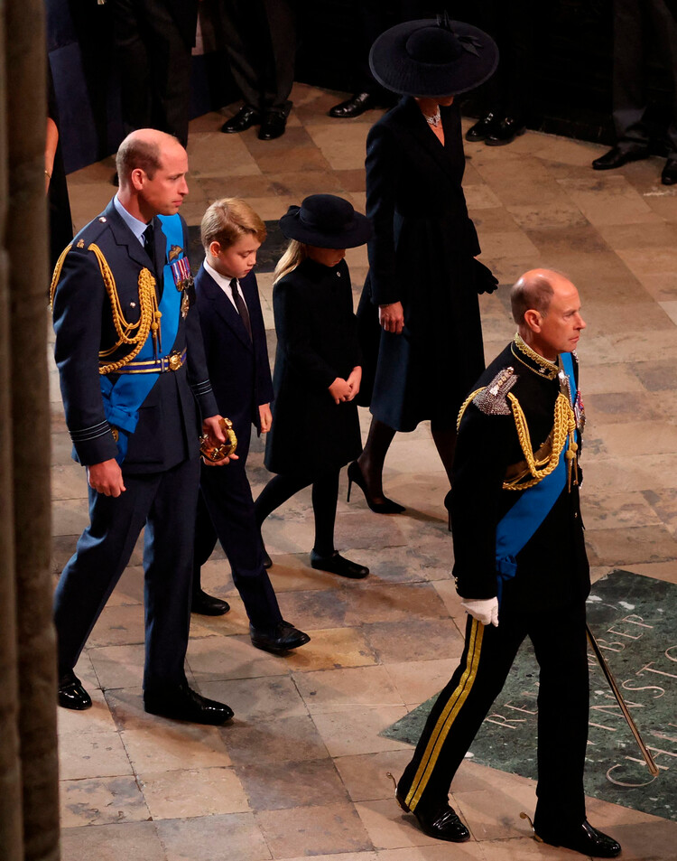 Принц Эдвард (спереди) Принц Уильям и&nbsp;Кейт Миддлтон с детьми принцем Джорджем и принцессой Шарлоттой прибыли на церемонию&nbsp;похорон Елизаветы II&nbsp;в&nbsp;Вестминстерском аббатство, 19 сентября 2022 года в Лондоне, Англия&nbsp;