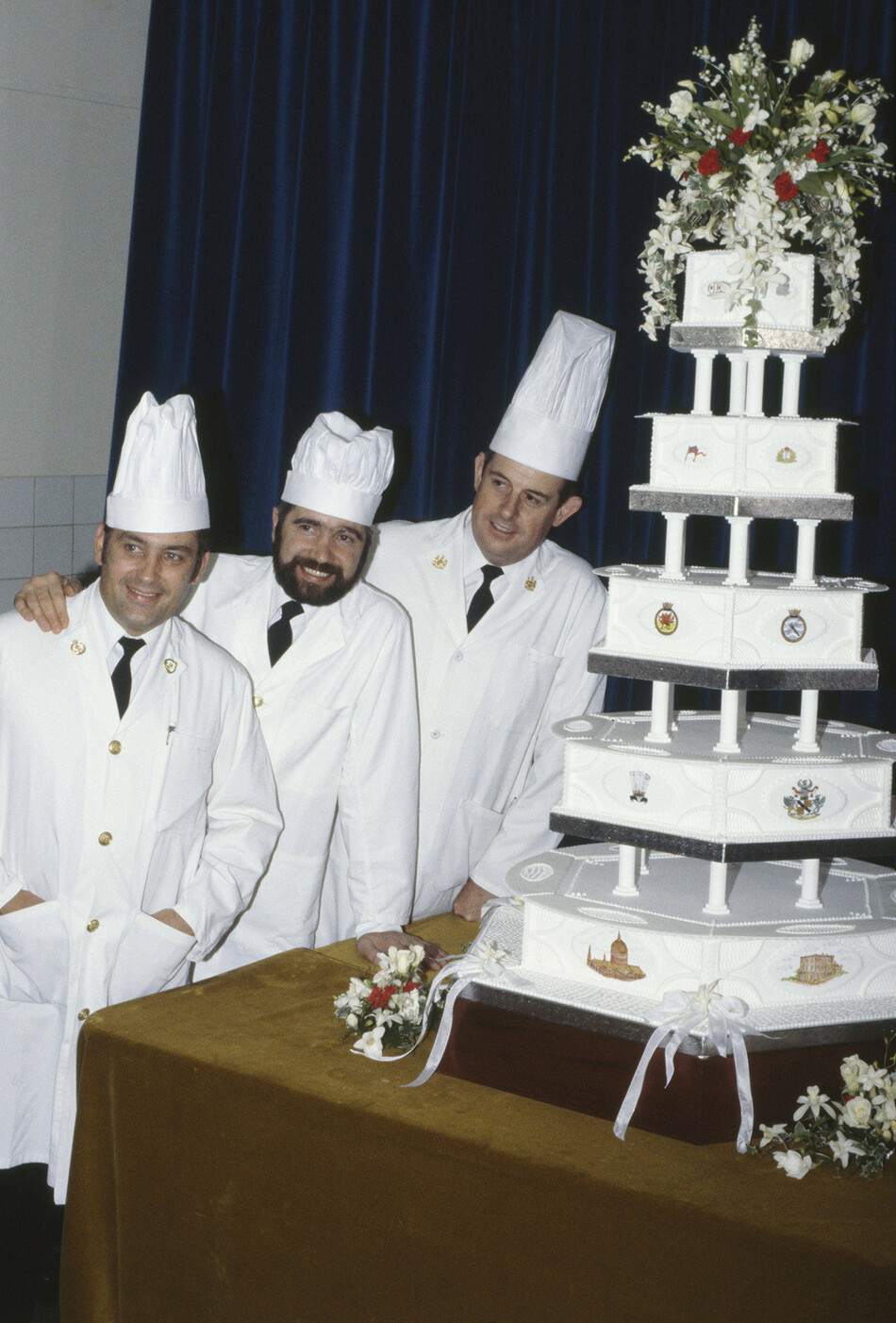 Главный старшина повар Дэвид Эйвери (слева) с королевским свадебным тортом, приготовленным для свадьбы принца Чарльза и принцессы Дианы, 29 июля 1981 г.