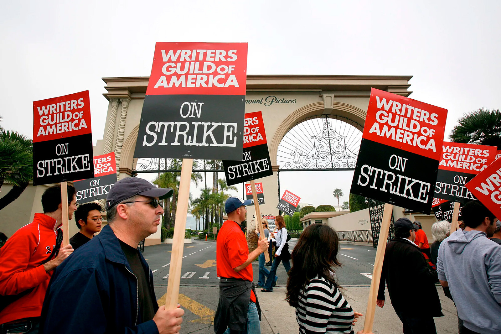 Более 300 актёров в Голливуде сообщили о готовности к забастовке