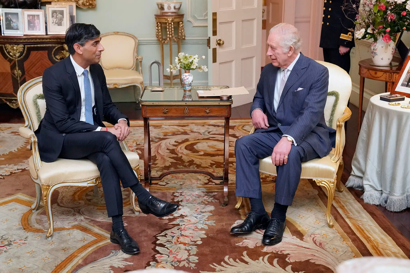 Карл III&nbsp;на встрече с премьер-министром Великобритании Риши Сунаком в Букингемском дворце в Лондоне