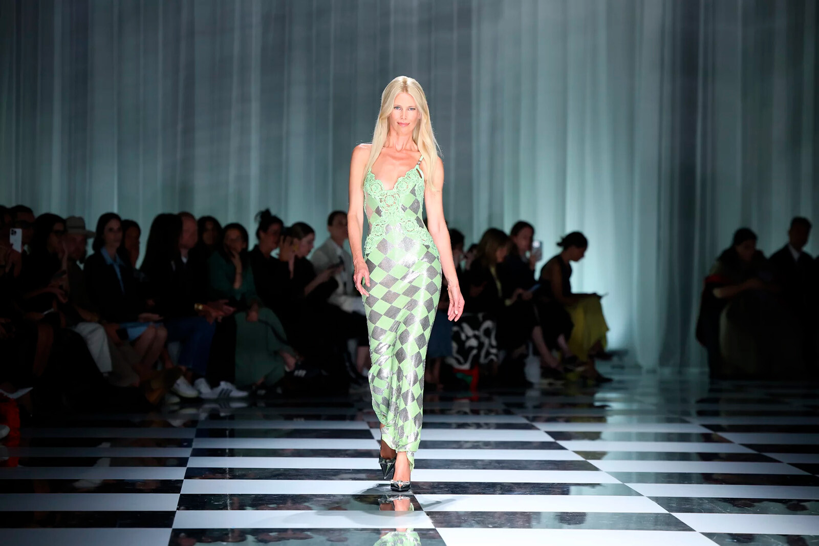 Клаудия Шиффер во время показа коллекции Versace сезона весна-лето 2024