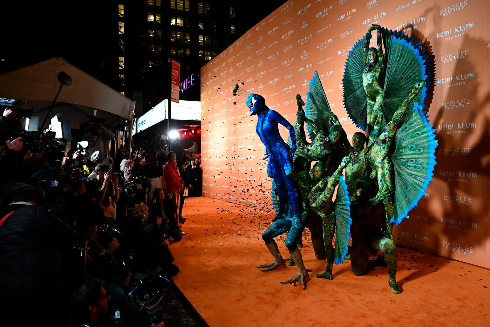 Хайди Клум в костюме&nbsp;гигантским павлина на&nbsp;Хэллоуин 2023