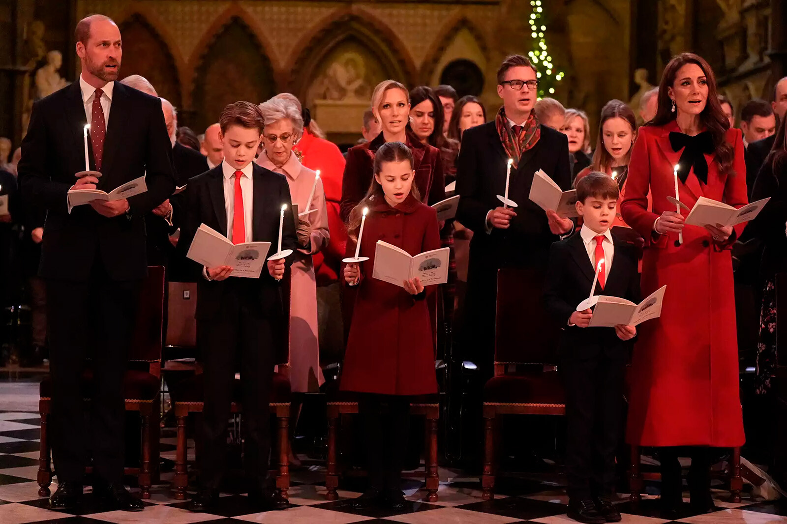 Принц Уильям, принц Джордж, принцесса Шарлотта, принц Луи и Кейт Миддлтон на рождественской службе «Вместе на Рождество» в Вестминстерском аббатстве 6 декабря 2024 года