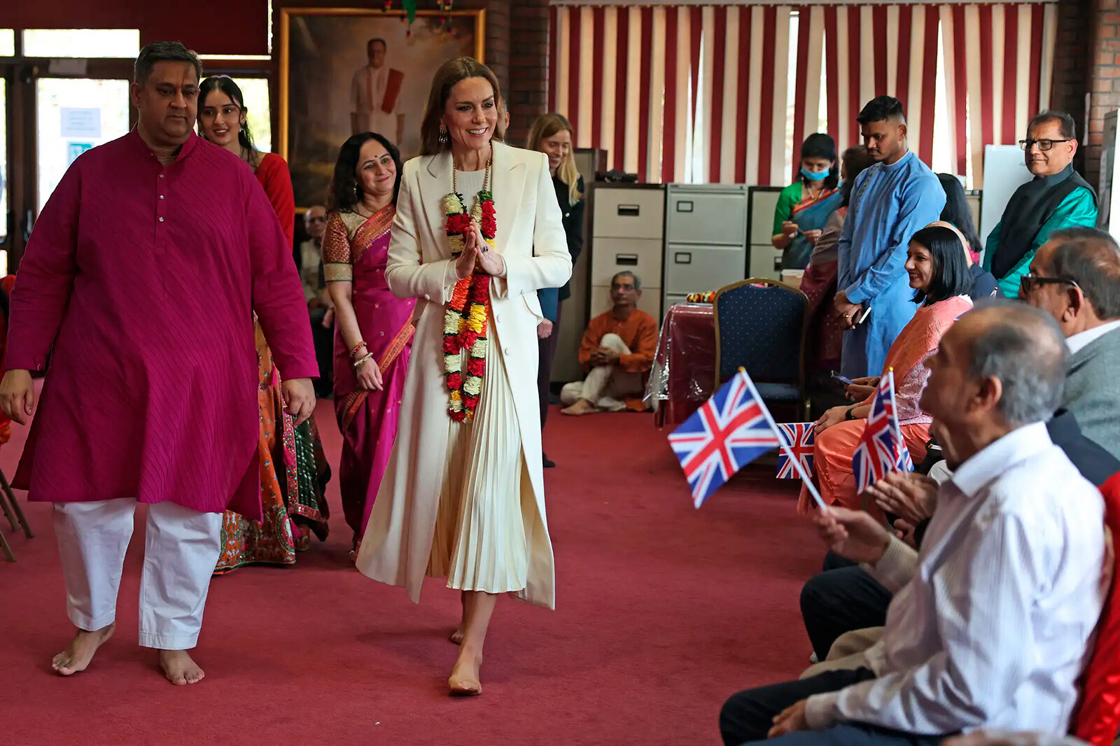 Кейт Миддлтон станцевала босиком в индуистском храме