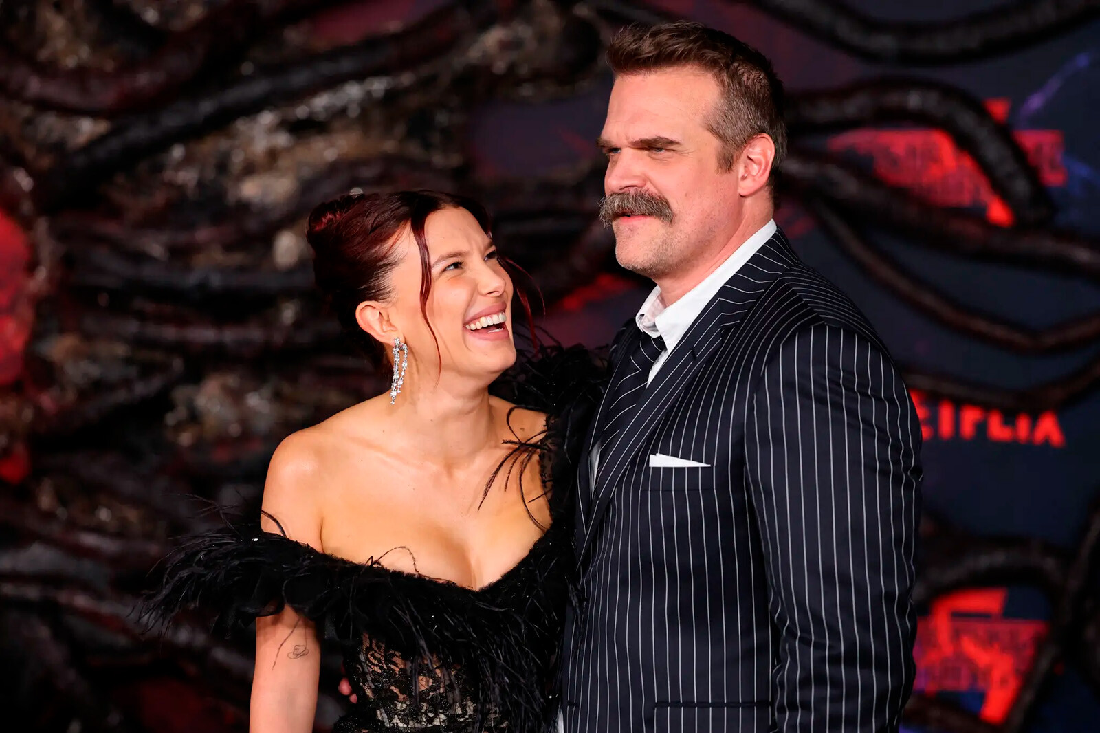 Милли Бобби Браун и Дэвид Харбор появились вместе на премьере «Очень странных дел»