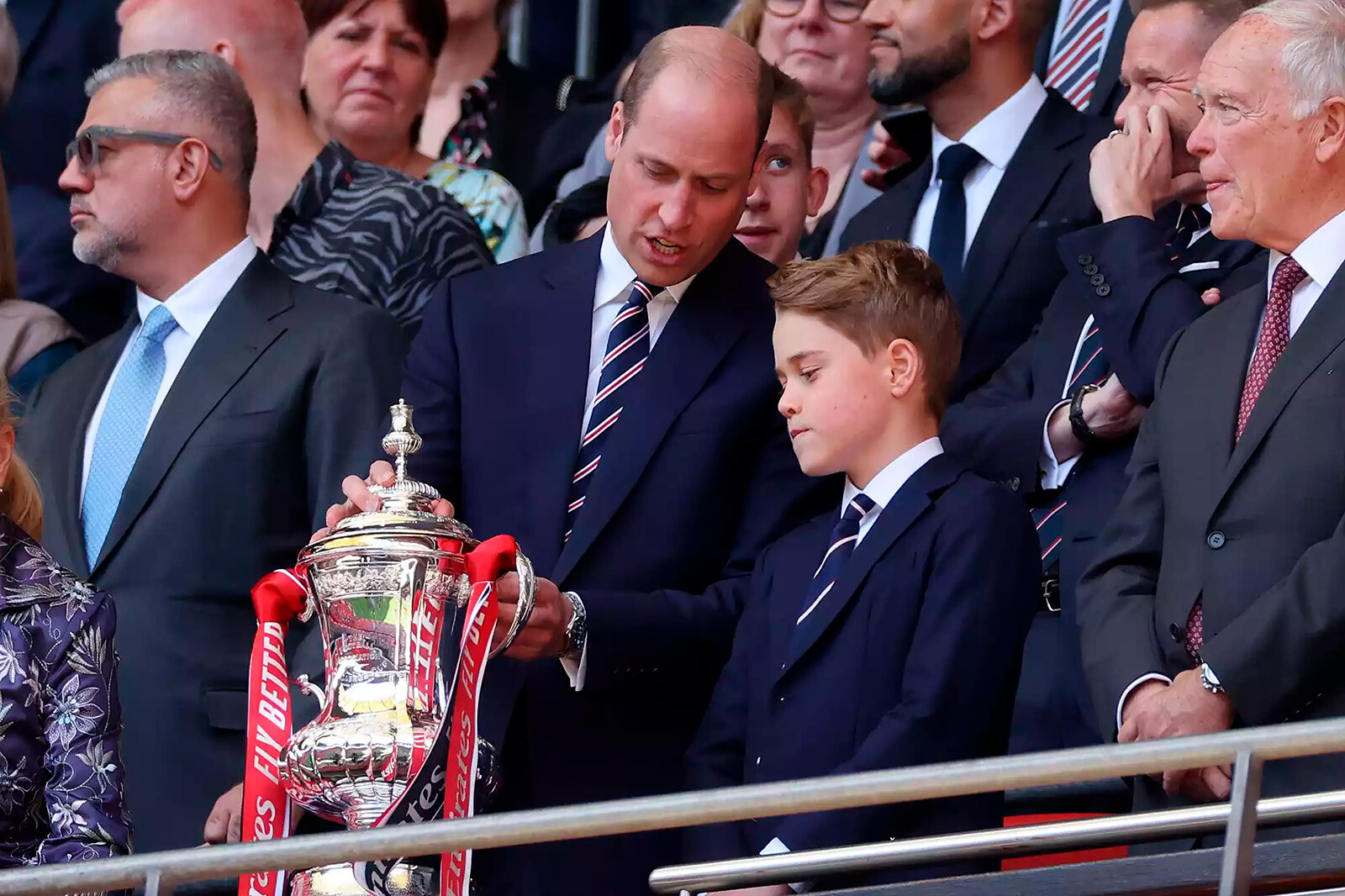 Принц Уильям и принц Джордж во время финала Кубка Англии по футболу на стадионе Уэмбли в Лондоне, 2024