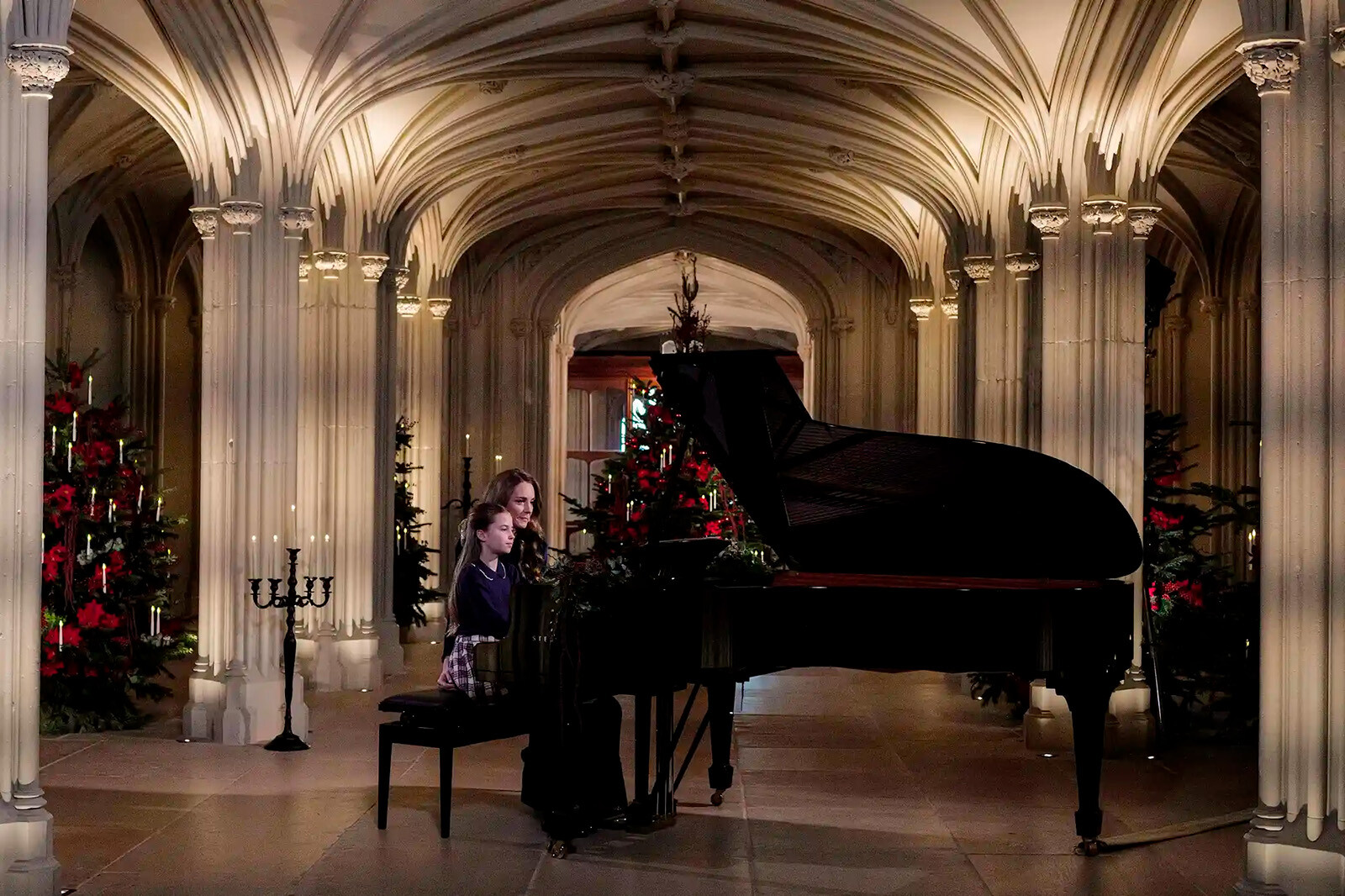 Кейт Миддлтон и принцесса Шарлотта на рождественской службе, 2025