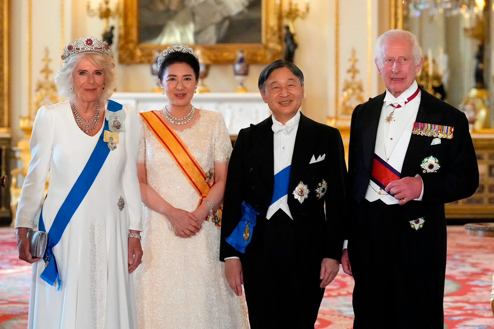 Король Карл III и королева Камилла, император Японии Нарухито (2 справа) и императрица Японии Масако позируют для официальной фотографии перед государственным банкетом в Букингемском дворце в Лондоне 25 июня 2024 года