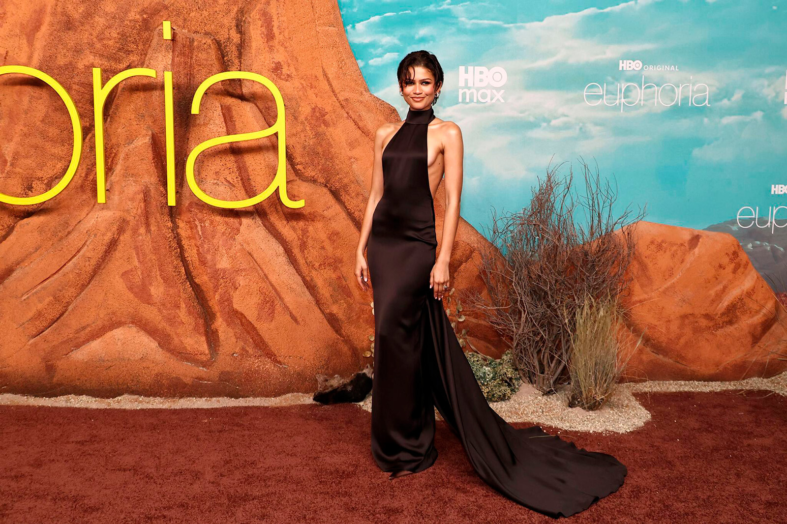 Зендея появилась на премьере &laquo;Эйфории&raquo; в лаконичном платье с открытой спиной