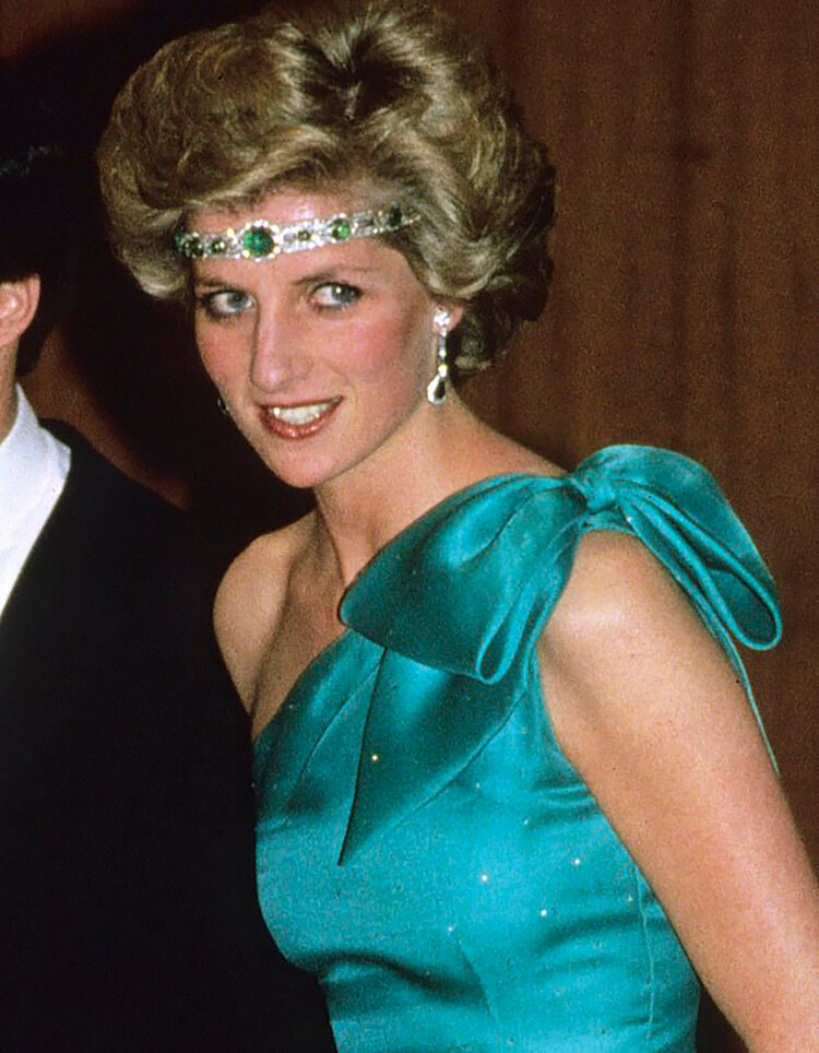 Принцесса Диана носит знаменитое ожерелье в качестве повязки на голове во время танцевального гала-ужина в отеле &laquo;Южный крест&raquo; 31 октября 1985 года в Мельбурне
