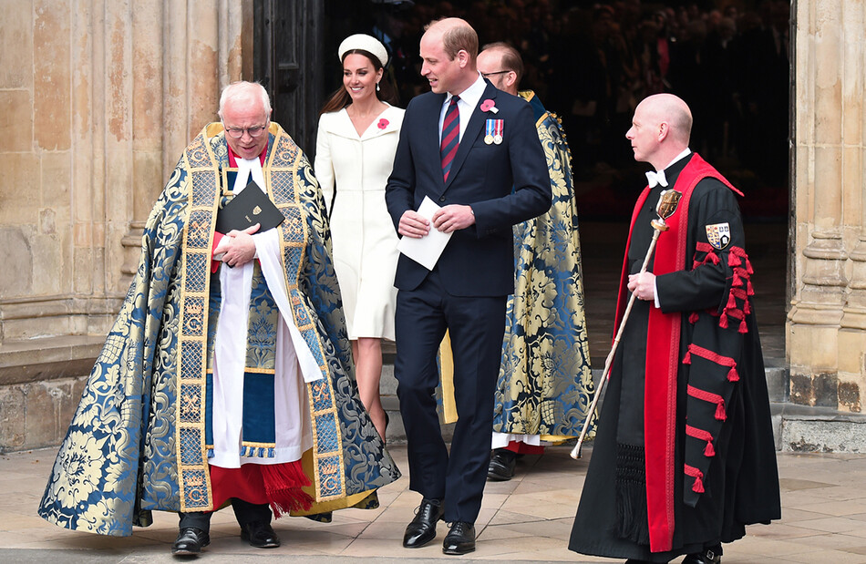 Принц Уильям и его жена герцогиня Кэтрин покидают торжественную службу АНЗАК в Вестминстерском аббатстве 25 апреля 2022 года в Лондоне, Англия