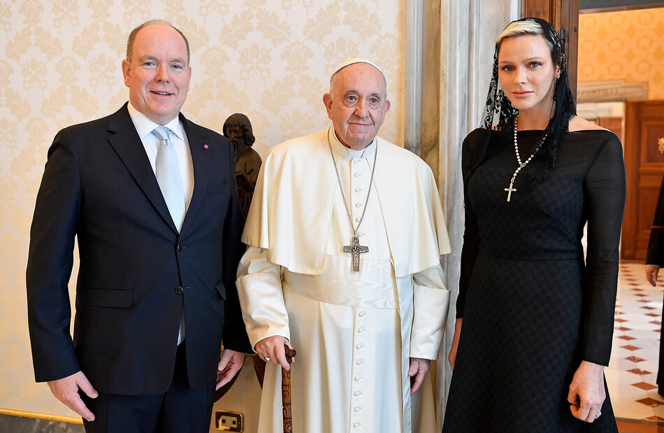 Князь Монако Альберт и княгиня Шарлен с Папой Франциском в Ватикане, 2022 г.