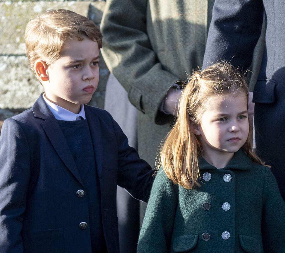 Принц Джордж и Принцесса Шарлотта Кембриджская посещают рождественскую службу в церкви Святой Марии Магдалины в поместье Сандрингем 25 декабря 2019 года в Кингс-Линн, Великобритания