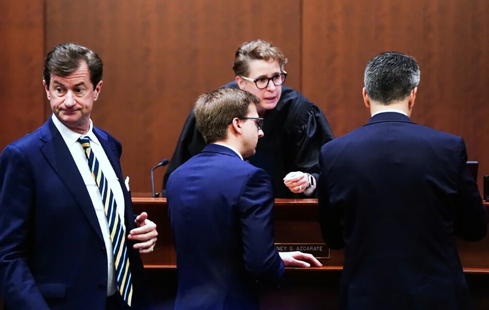 Судья Пенни Азкарат совещается с адвокатами во время судебного разбирательства по делу Деппа против Херда о диффамации на сумму $50 млн в Окружном суде округа Фэрфакс в Фэрфаксе, штат Вирджиния, 14 апреля 2022 года