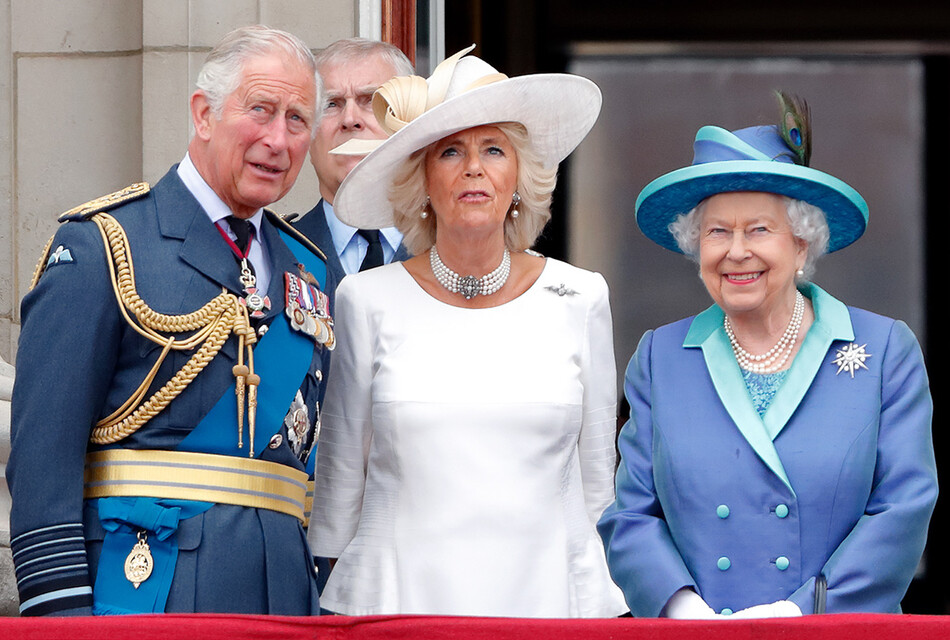 Принц Чарльз, принц Уэльский, Камилла, герцогиня Корнуольская и королева Елизавета II наблюдают за парадом, посвященным столетию королевского ВВС с балкона Букингемского дворца 10 июля 2018 года в Лондоне, Англия