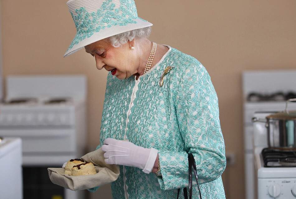 Королева Елизавета II получает булочки от кухни Clontarf во время ее визита в колледж аборигенов Clontarf 27-ого октября 2011 в Перте, Австралия