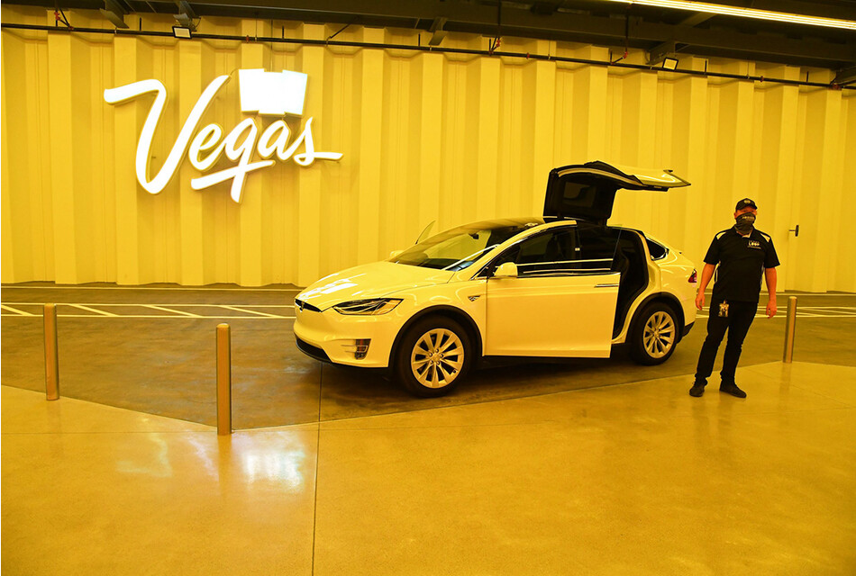 Tesla Model X припаркована на Центральном вокзале во время пресс-показа петли конференц-центра Лас-Вегаса 9 апреля 2021 года в Лас-Вегасе, штат Невада
