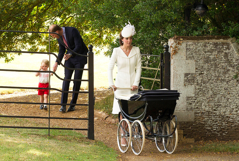 Кэтрин, герцогиня Кембриджская, принц Уильям, герцог Кембриджский, принцесса Шарлотта Кембриджская и принц Джордж Кембриджский покидают церковь Святой Марии Магдалины в поместье Сандрингем на крестины принцессы Шарлотты Кембриджской 5 июля 2015 года в Кингс Линн, Англия