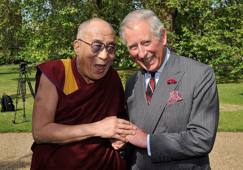 Принц Чарльз, принц Уэльский и тибетский духовный лидер Далай-лама смеются во время встречи в Кларенс-Хаусе в Лондоне 20 июня 2012 года