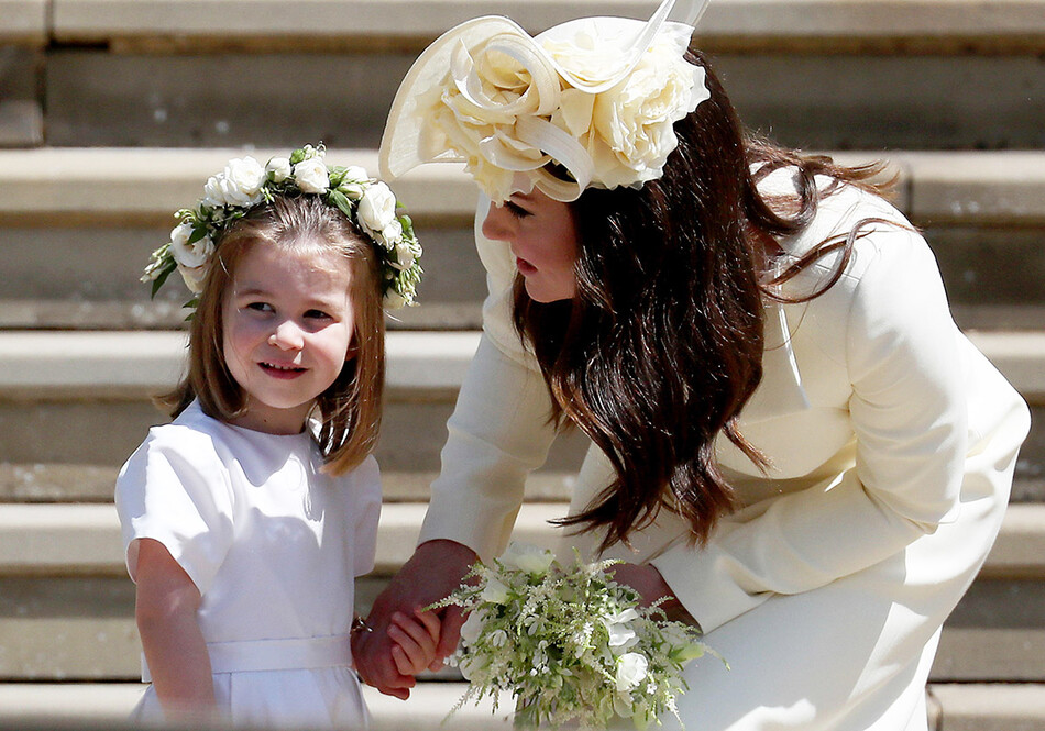 Принцесса Шарлотта и&nbsp;Кейт Миддлтон на свадьбе принцессы Евгении и Джека Бруксбэнка, 2018