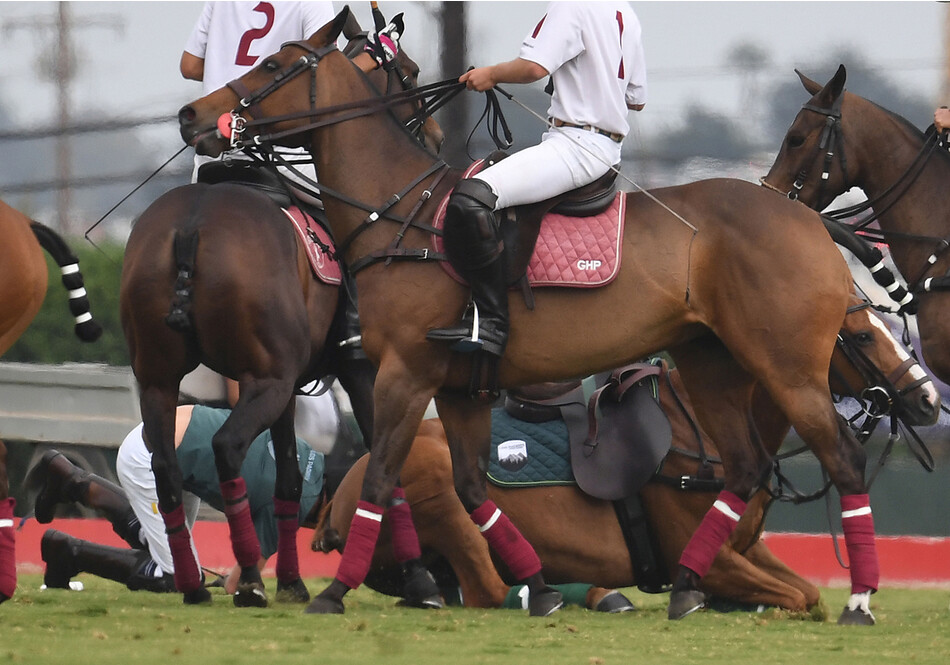 Принц Гарри, герцог Сассекский упал с лошади во время дружеского мачта по поло в загородном клубе Cancha de Estrella 10 июня 2022 года в Карпинтерии, Калифорния, США