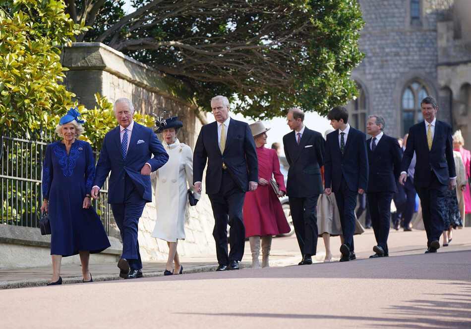 Кейт Миддлтон и принц Уильям вместе с Джорджем, Шарлоттой и Луи посетили пасхальную службу