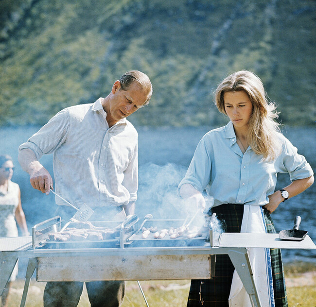 Принц Филипп и&nbsp;принцесса Анна готовят&nbsp;барбекю, 1972&nbsp;