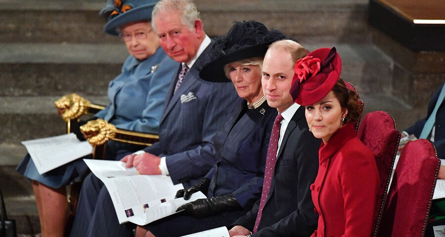 Королевская семья на мессе в соборе смотрят  в одну сторону 