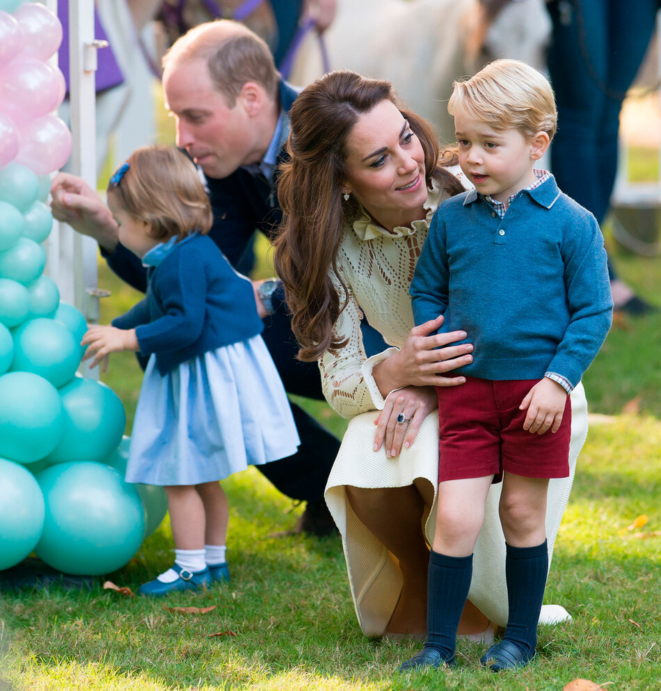 Принц Уильям, герцог Кембриджский, Кэтрин, герцогиня Кембриджская, принц Джордж Кембриджский и принцесса Шарлотта Кембриджская посетили детскую вечеринку для семей военных во время Королевского тура по Канаде 29 сентября 2016 года в Виктории, Канада