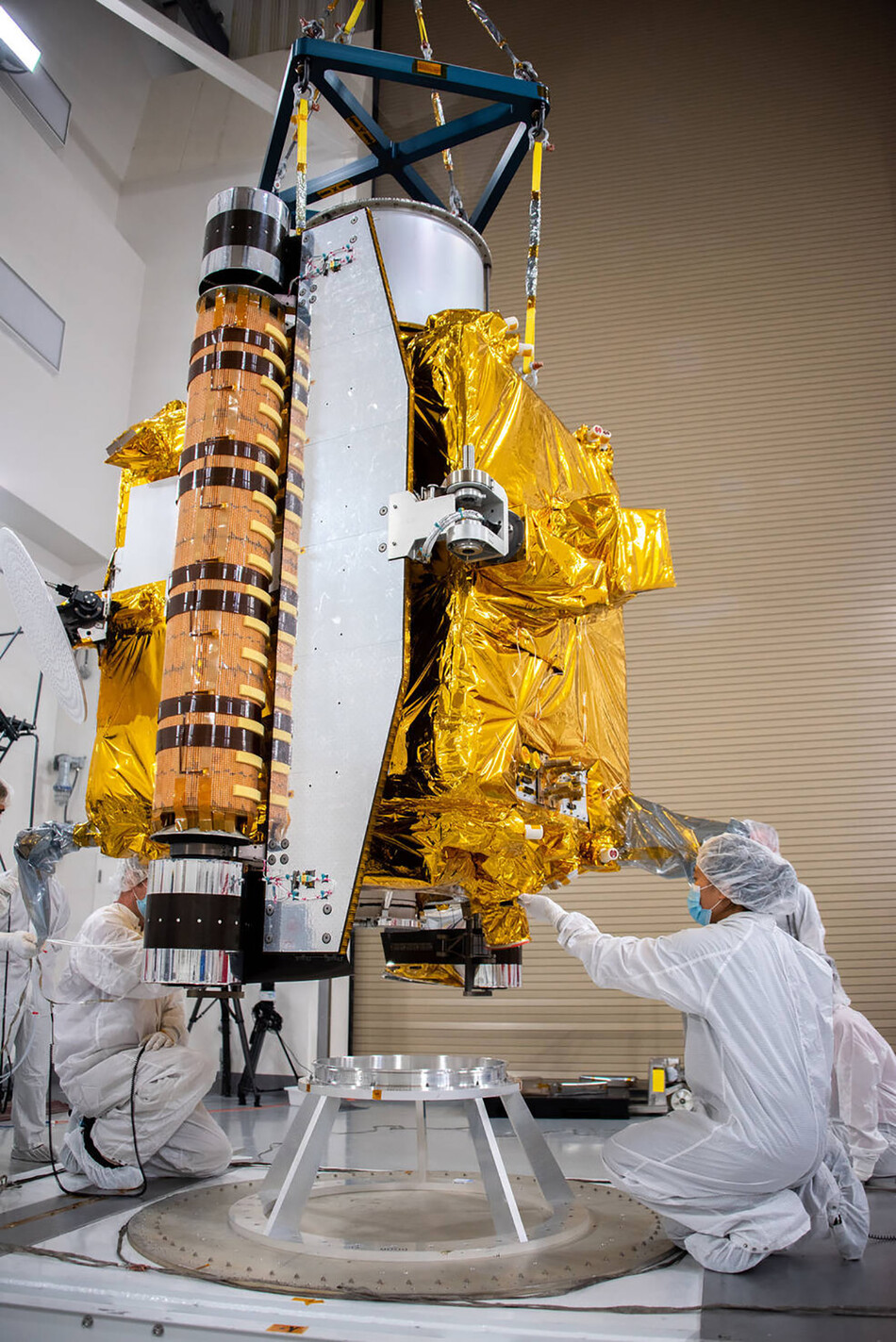 Техники опускают спутник NASA - DART для тестирования двойного перенаправления астероидов на рабочий стенд внутри космического комплекса Astrotech на базе космических сил Ванденберг в Калифорнии, 4 октября 2021 года