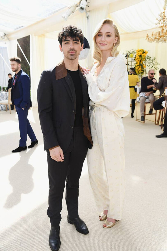 Софи Тернер вышла замуж в платье Louis Vuitton