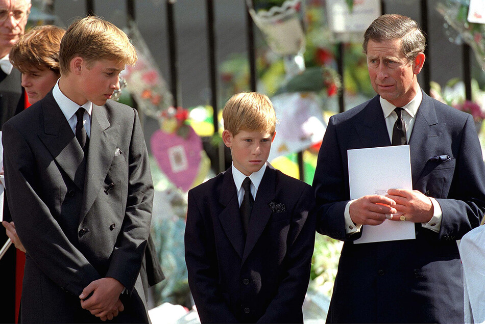 Принц Уильям, принц Гарри и принц Чарльз стоят у Вестминстерского аббатства на похоронах Дианы, принцессы Уэльской, 6 сентября 1997 года в Лондоне, Англия
