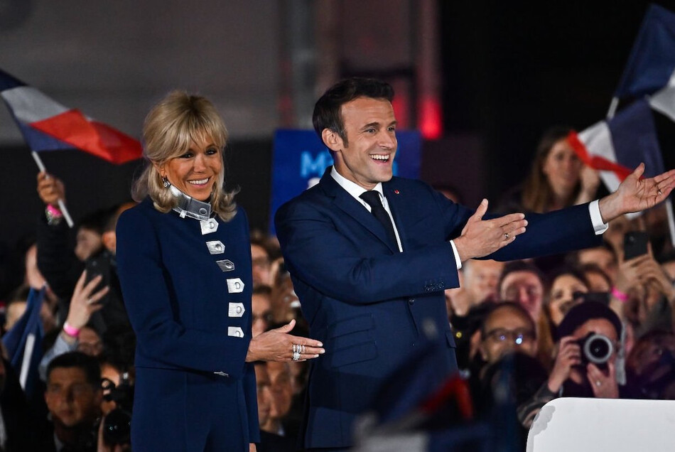 Эммануэль Макрон со своей женой Брижит Макрон после победы на президентских выборах во Франции, 2022