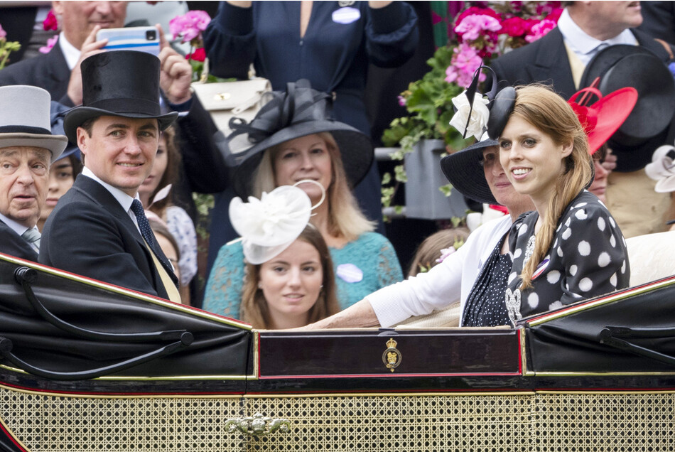 Принцесса Беатрис и Эдоардо Мапелли-Моцци посещают завершающий день королевских скачек Royal Ascot 2022 на ипподроме Аскот 18 июня 2022 года, Англия