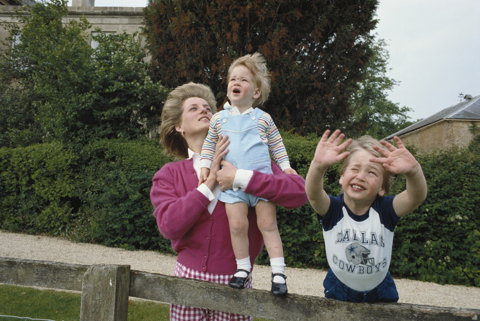 Принцы Уильям и Гарри со своей матерью Дианой, принцессой Уэльской в саду их дома Хайгроув в Глостершире, 18 июля 1986 года