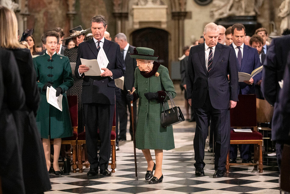 Королева Елизавета II и члены королевской семьи во время поминальной службы в честь принца Филиппа в Вестминстерском аббатстве, 29 марта 2022 года, Лондоне, Англия
